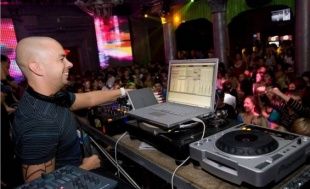 16 ноября в клубе "Часы" выступит диджей Владимир Фонарев