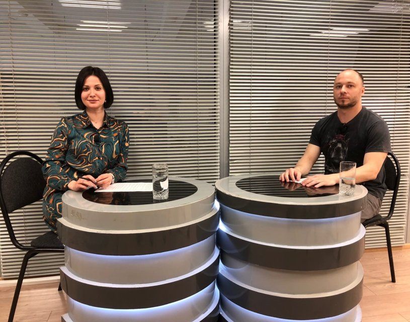 Сегодня после выпуска новостей на нашем канале смотрите программу "Интервью". ﻿На этот раз ее гостем стал основатель и старший тренер центра брейкинга The Eagles Максим Денисов