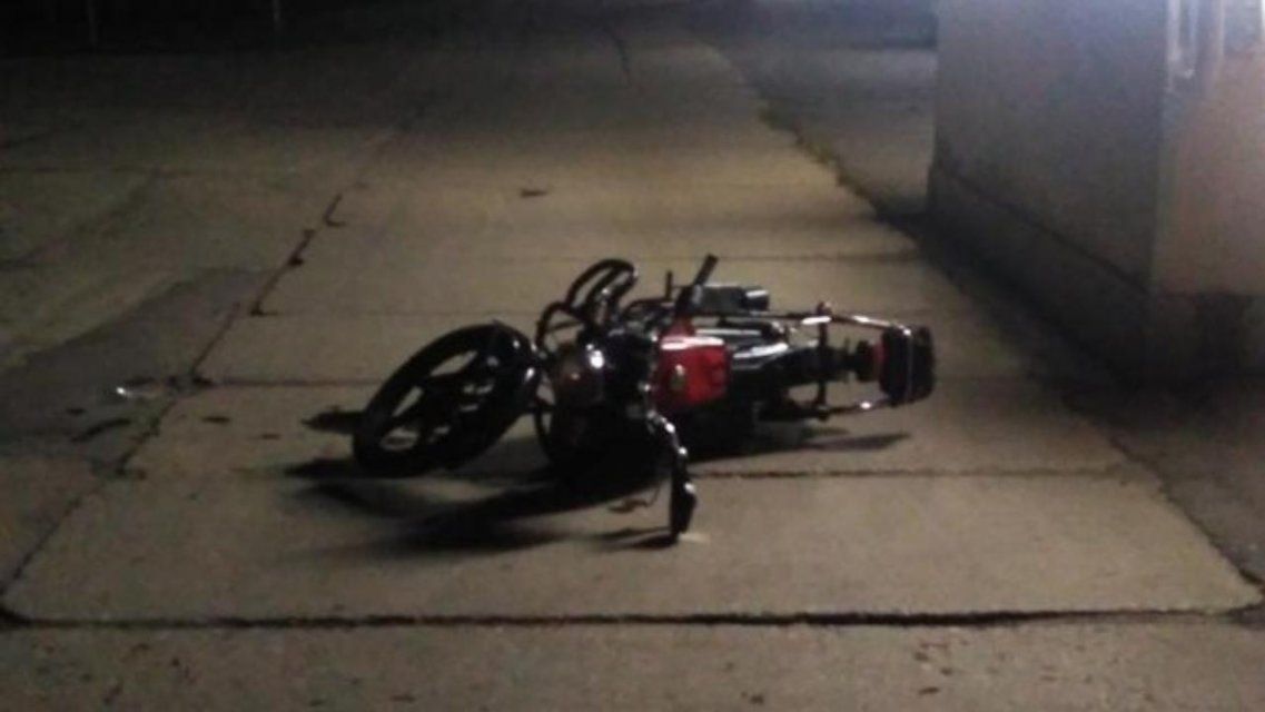 В Орловской области пьяный мопедист врезался в закрытые ворота завода