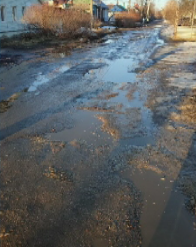 Орловчане массово жалуются на разбитые дороги. Клычков дал обещание отремонтировать один из названных объектов, а мэр Парахин безмолвствует