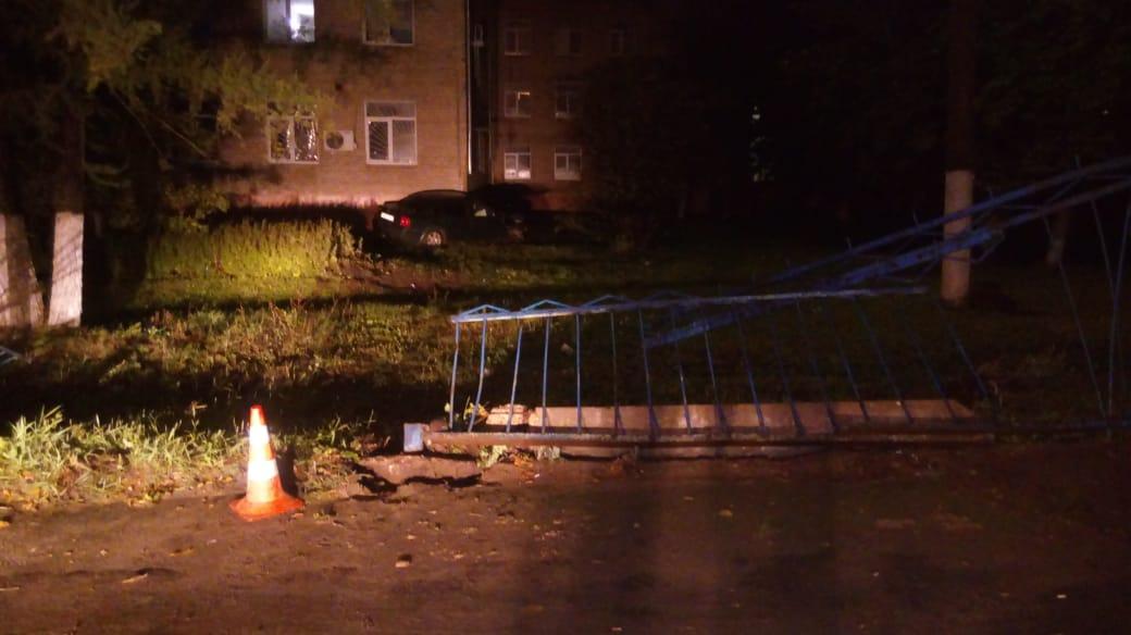 Во Мценске пенсионер на иномарке влетел в угол здания больницы