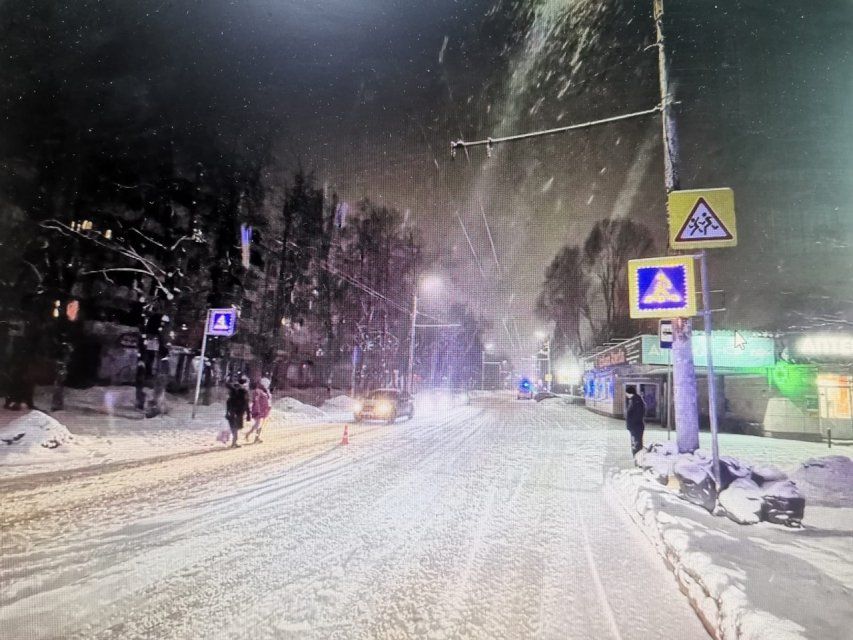 В Орле на пешеходном переходе сбили двух девочек