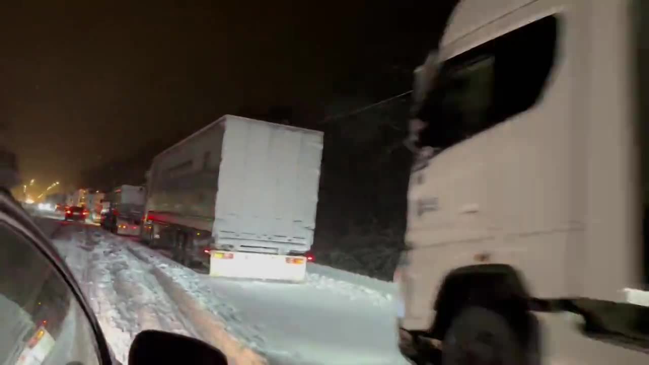 На Орловщине на заснеженной дороге застряли фуры с гуманитарным грузом