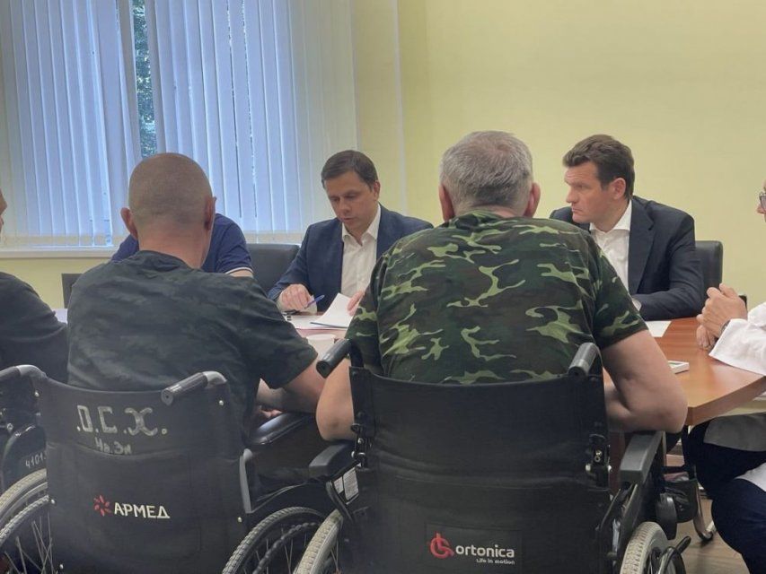 Клычков навестил госпиталь с ранеными орловскими бойцами