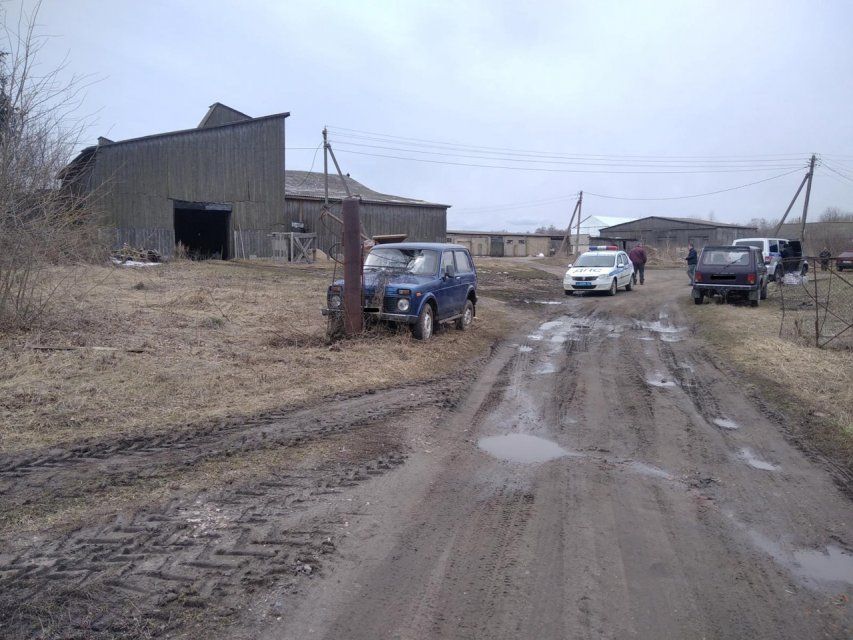 Под Орлом «Нива» въехала в ворота сельхозбазы