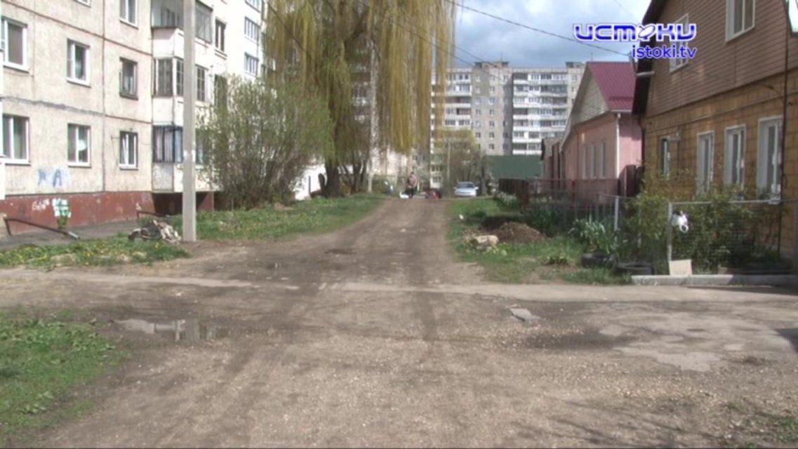 Такси и скорая отказываются заезжать: орловчане недоумевают, почему их убитые дворы не ремонтируют