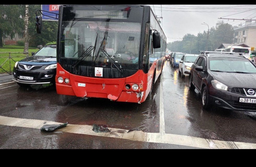 Орловчане обсуждают аварию с участием питерского троллейбуса