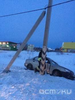 Под Орлом девушка за рулем Chevrolet врезалась в столб