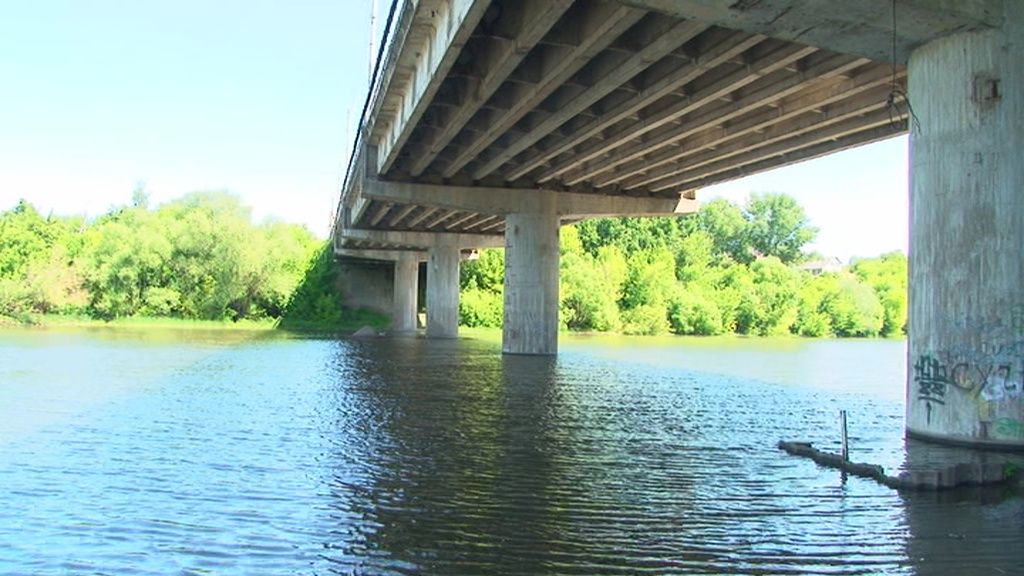 После расторжения контракта казанская фирма оставит спецкран на мосту Дружбы в Орле