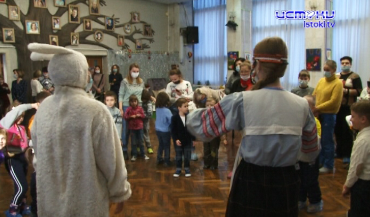 Артисты театра кукол подготовили подарок для "профессиональных" мам. Поздравления приурочили к Всероссийскому празднику