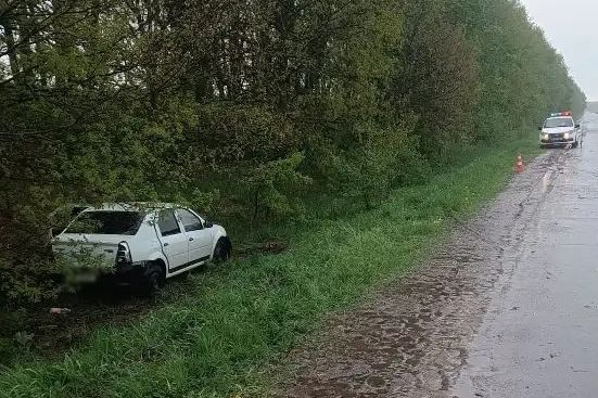 В Малоархангельском районе машина съехала в кювет — пострадали два пассажира