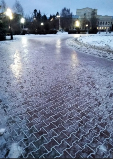 Глазами очевидцев: орловчане запечатлели "каток" в сквере Ермолова