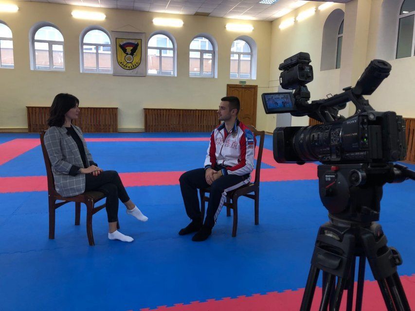 Сегодня на нашем канале после выпуска новостей смотрите программу "Интервью".