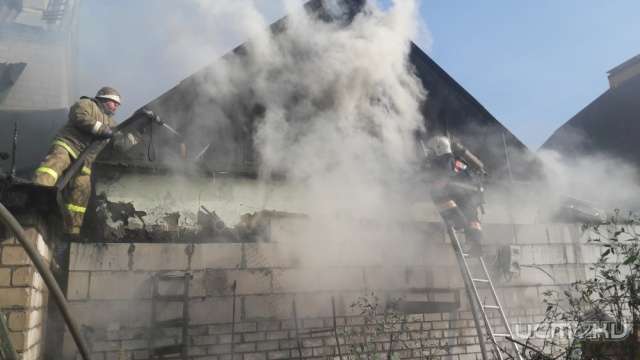 В Ливнах при пожаре в гараже спасли ребенка