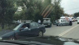 Из-за аварии близ школы ГАИ в Орле образовалась огромная пробка. Видео