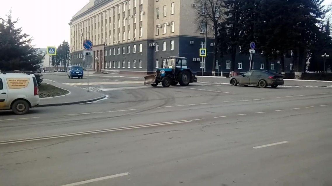 Видео: под окнами орловского правительства чистят несуществующий снег