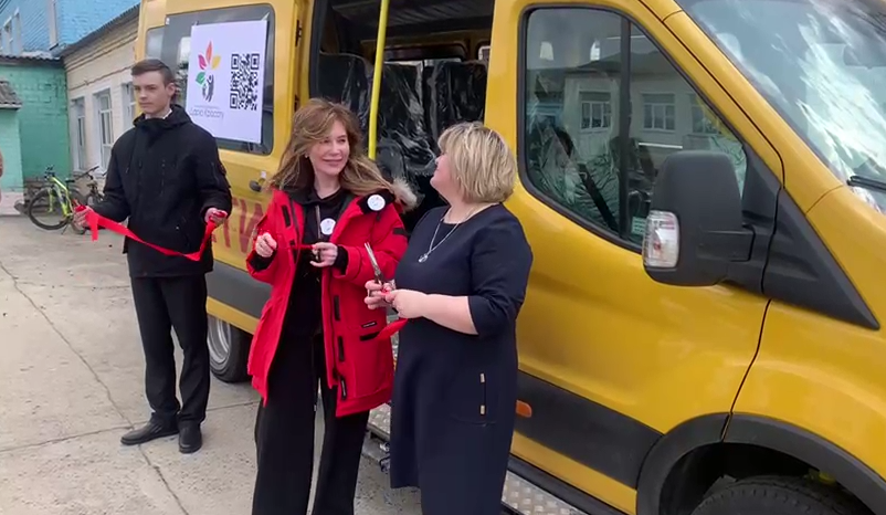 Волонтеры социального проекта «Дарю красоту» и некоммерческая организация "Наша Помощь" подарили Дмитровской школе-интернату автобус Ford Transit