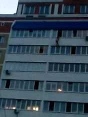 В Орле девушка упала с балкона высотки. Подробности