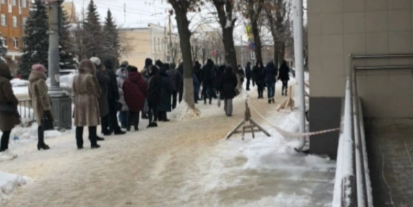 На прошлой неделе в разных поликлиниках Орла наблюдалась одинаковая картина - люди с температурой стояли на улице в очереди в боксы. Предпринимают ли чиновники шаги, чтобы подобного больше не было?