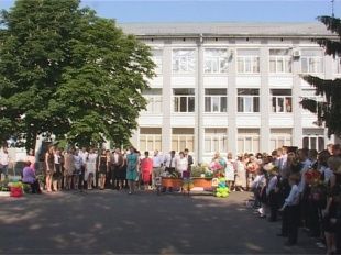 "Начало новой взрослой жизни. В орловских школах прозвенел последний звонок" 