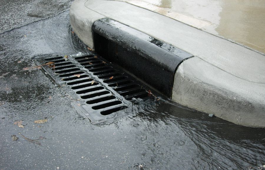 Не справились с августовским дождем: в Орле прочищают ливневки 