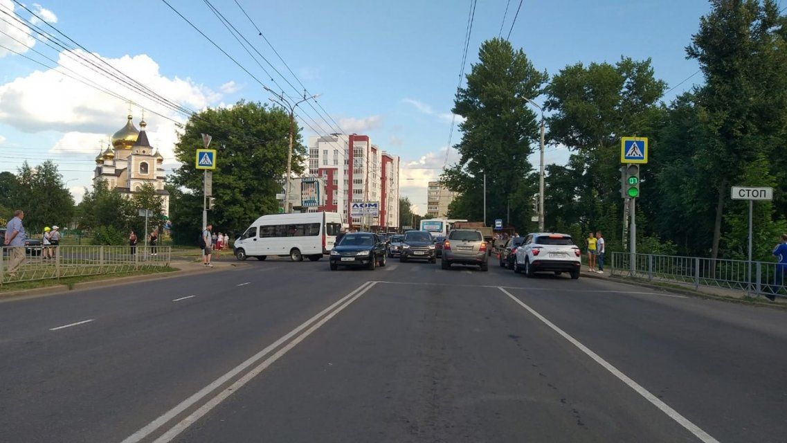В Орле столкнулись автобус, КамАЗ и легковая машина