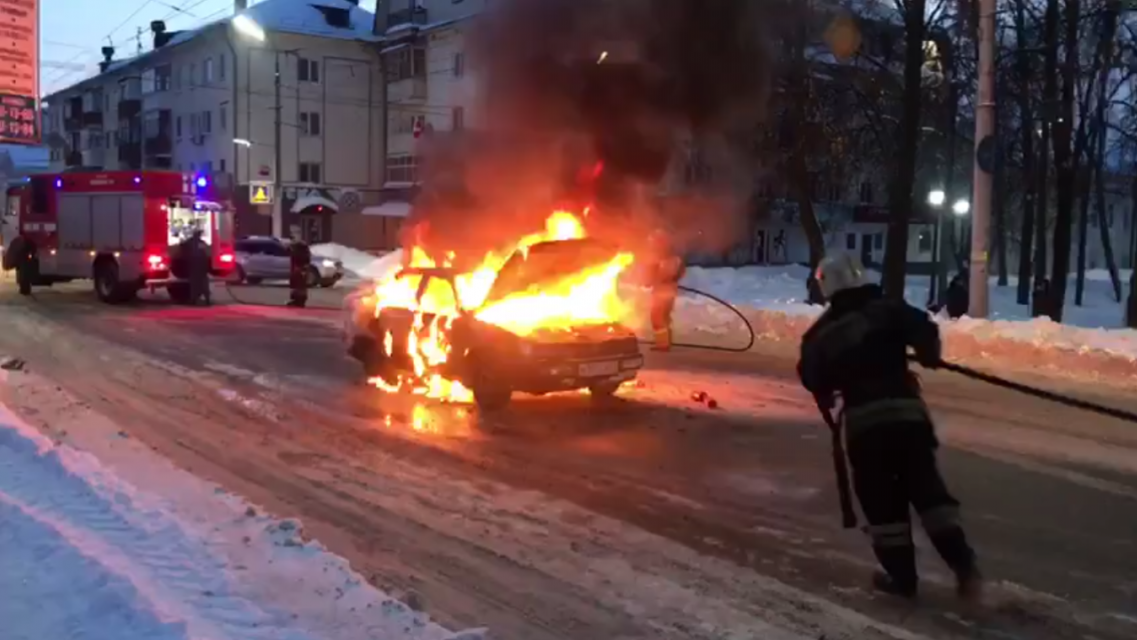 ВИДЕО: в Орле посреди дороги загорелась иномарка