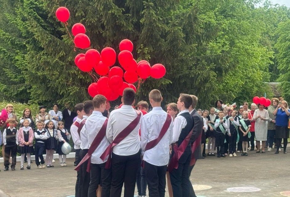 В Орле торжественные линейки пройдут 24 мая, а выпускные вечера - 28 июня