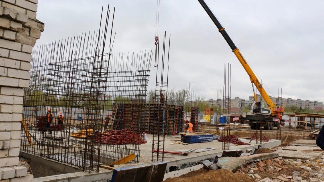 Фотофакт: в Орле возобновилось строительство теннисных кортов 