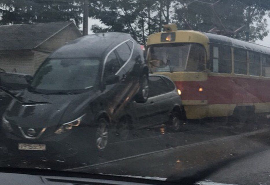 Народный корреспондент заснял «нырнувшую» под внедорожник легковушку