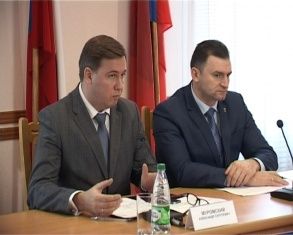 Праздничной иллюминации на Ленинской все нет, каток не залили, сад не сдали, но обещаний как всегда полно