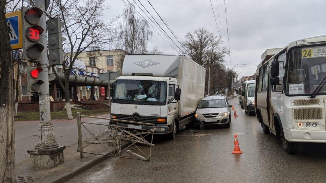 Обошлось без пострадавших: фото с места ДТП возле завода им. Медведева в Орле