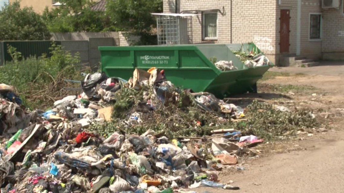 «Система не работает»: почему в Орле никак не решат проблему вывоза мусора