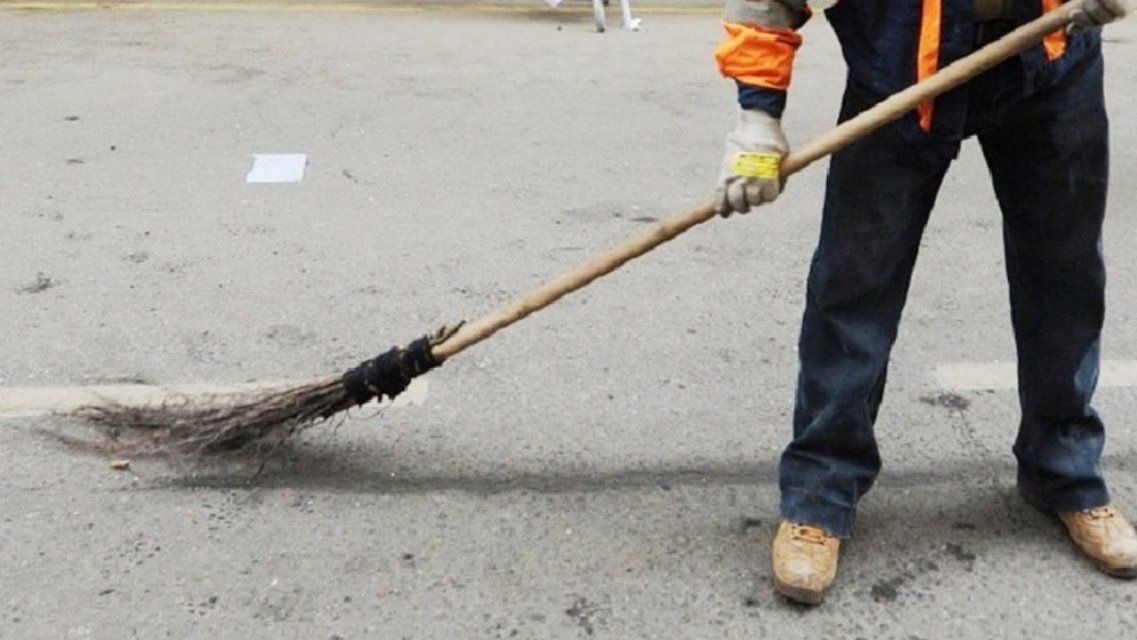 В Орле инспектор попался на взятке от осужденного, не хотевшего мести улицы