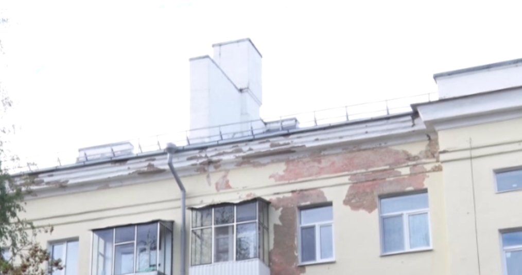 Текущая крыша и падающая штукатурка-такая участь досталась дому на Салтыкова-Щедрина после капитального ремонта