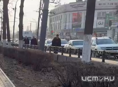 Новых желающих почистить ограду со Сквера Танкистов почему-то не находится