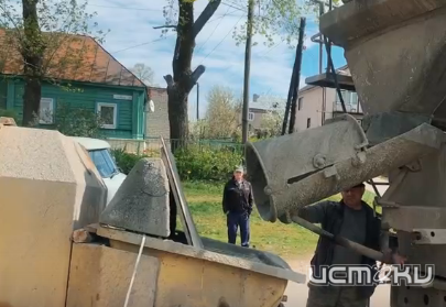 В Орле на ул. Пятницкой начали бетоном заливать провал