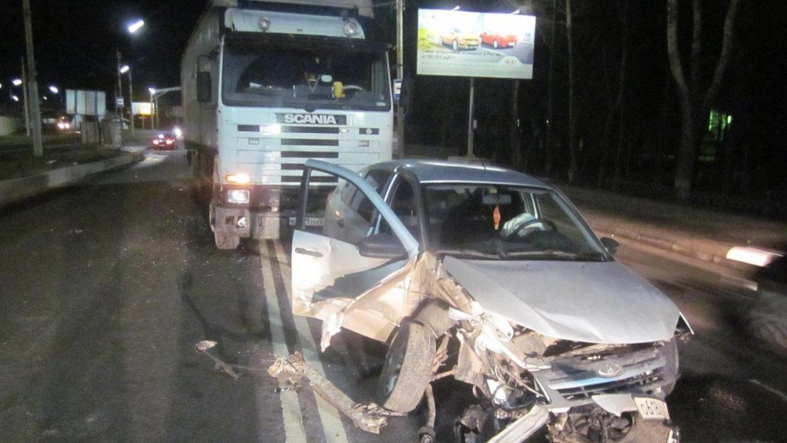 На Кромском шоссе в Орле 20-летний автомобилист на «Ладе» влетел в фуру