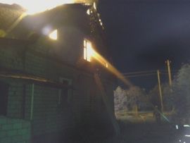 Сегодня ночью случайные очевидцы спасли трех человек из горящего дома