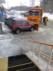 В Орле снегоуборочная машина снесла три «легковушки»