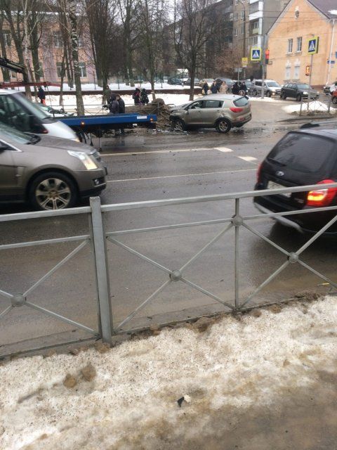 Утром на ул. Комсомольской в Орле произошло серьезное ДТП