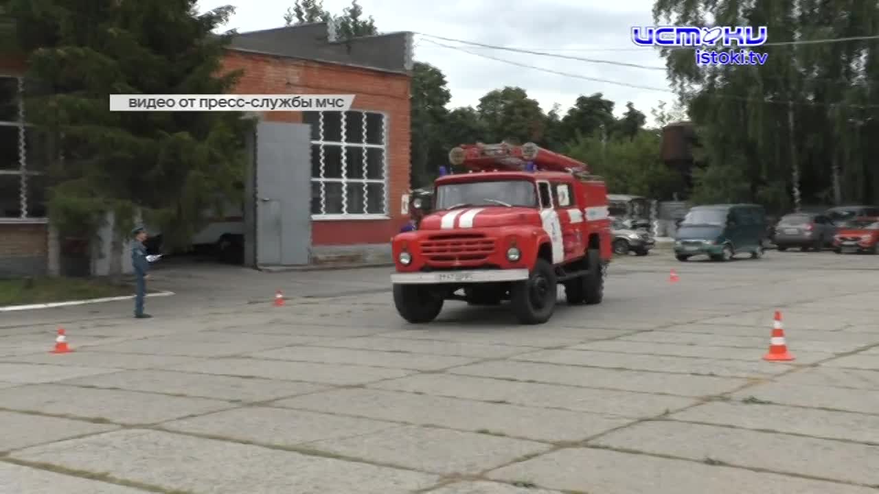 Водители пожарно-спасательных частей Орловской области соревновались в скоростном маневрировании