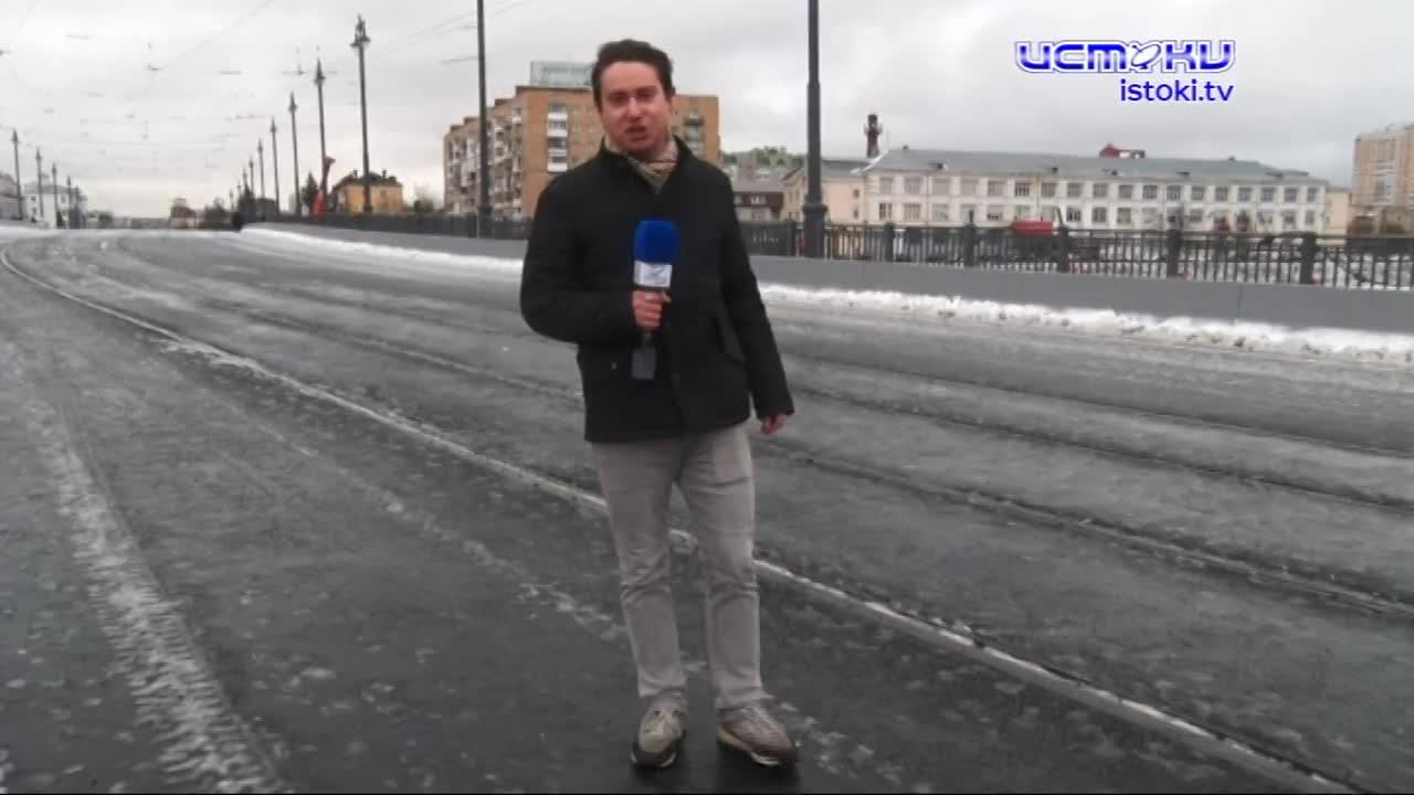 Первый пошел. Сегодня спустя почти 3 года ожидания по Красному мосту официально разрешили ходить пешеходам. Мы узнали их мнение о вернувшемся к народу...