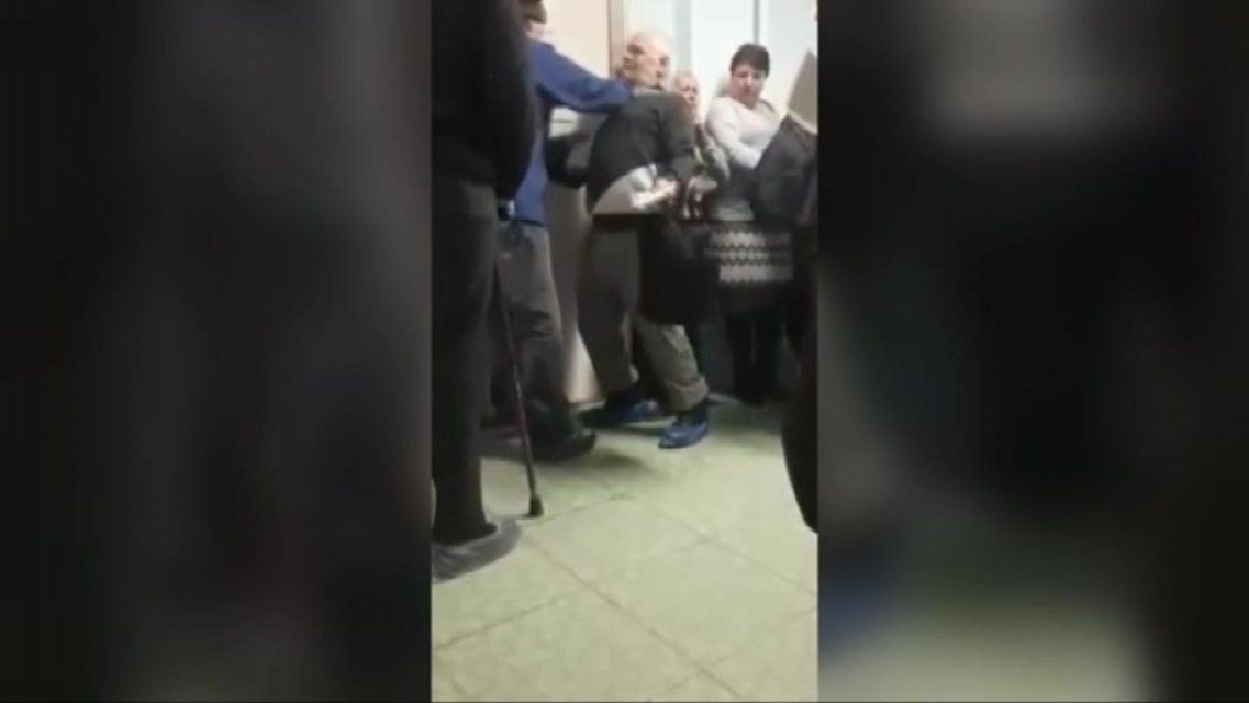 Видео: в Плещеевской ЦРБ в очереди подрались пациенты 