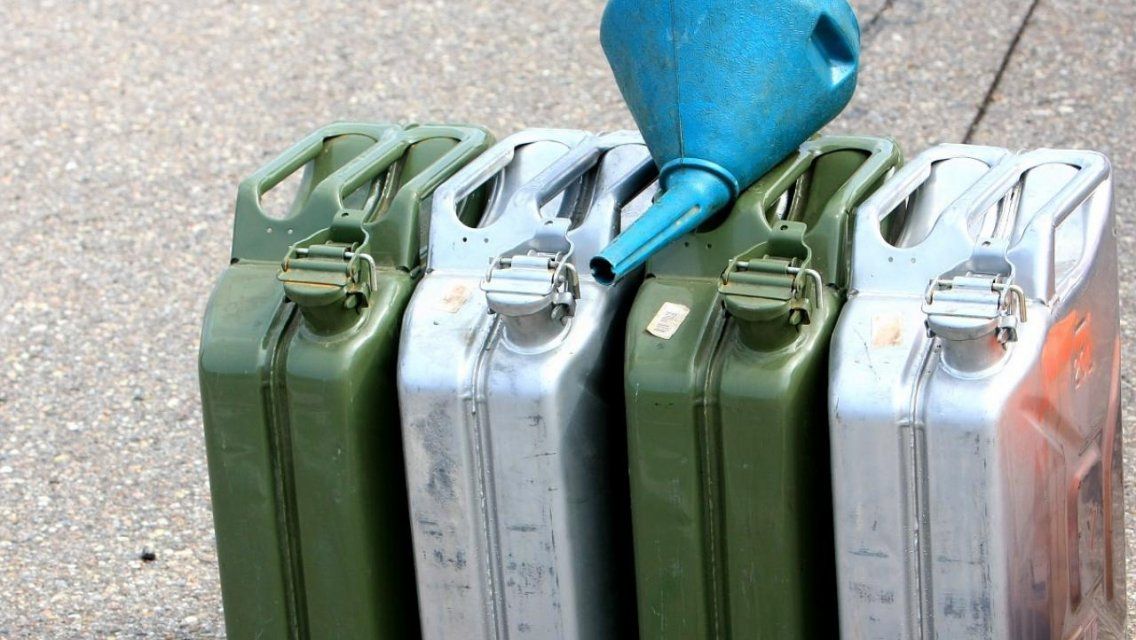 На Орловщине трое мужчин заправили автомобиль чужим бензином