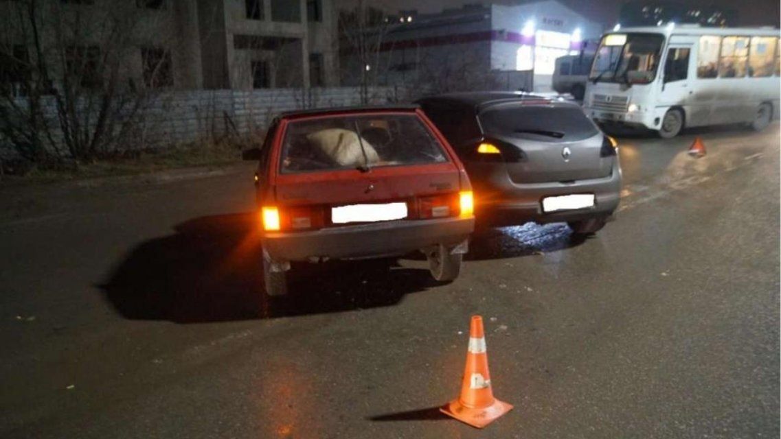 Не убедился в безопасности маневра: в Орле столкнулись иномарка и ВАЗ