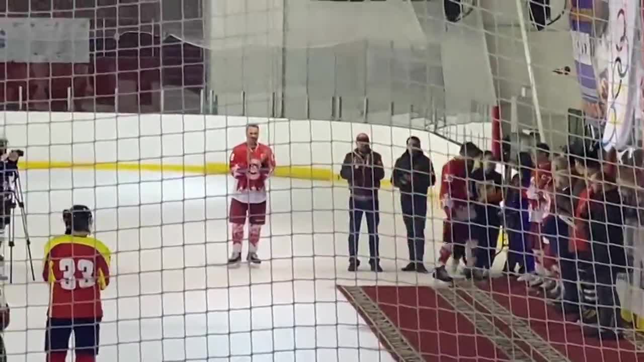 Орловские хоккеисты против легенд: В Орле состоялся гала-матч между именитыми хозяевами шайбы и орловскими спортсменами. Итог встречи?