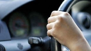 В Ливнах угнали автомобиль из гаража