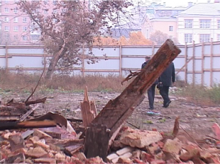 Фундамент здания на Гостиной, 1 разрыли, а разрешение спросить забыли 