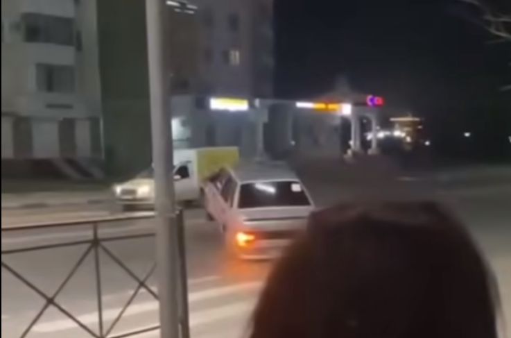 В Орле автомобиль "подлетел" на оборванных троллейбусных проводах